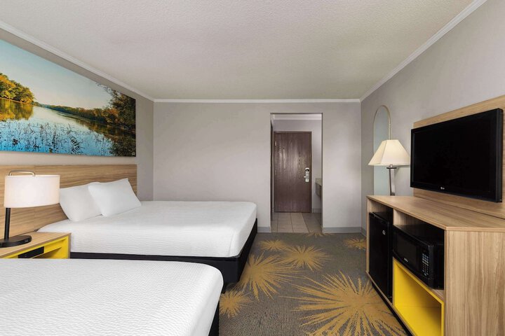 1 Queen Bed Accessible (18 of 19)