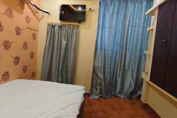 Room 11 of 16