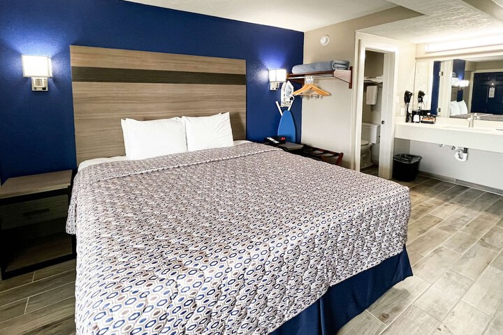 Room 6 of 74