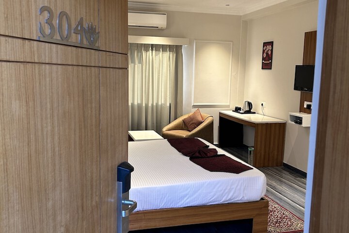 Room 10 of 34