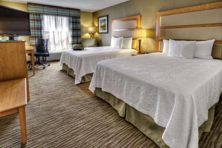 2 Queen Beds (5 of 9)