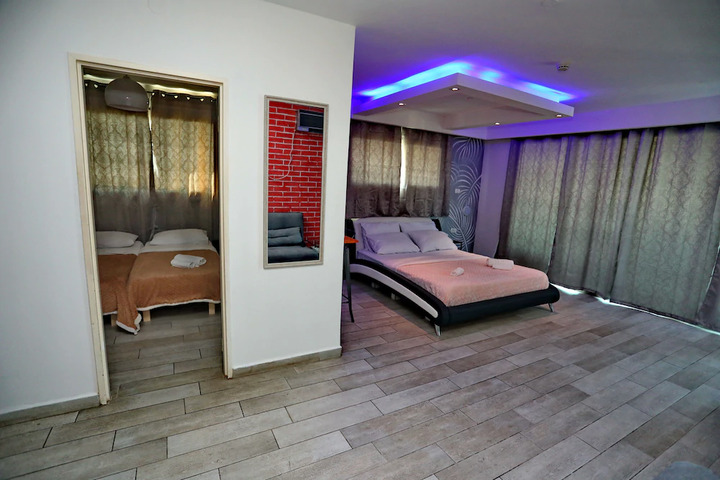 Room 7 of 8