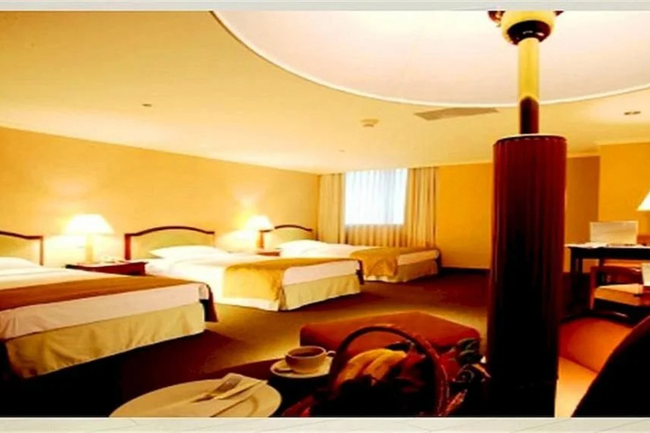 Room 2 of 8