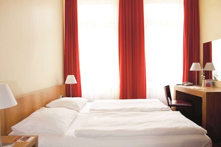 Room 10 of 32