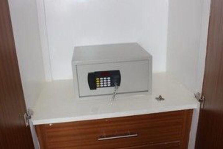 Room 8 of 9