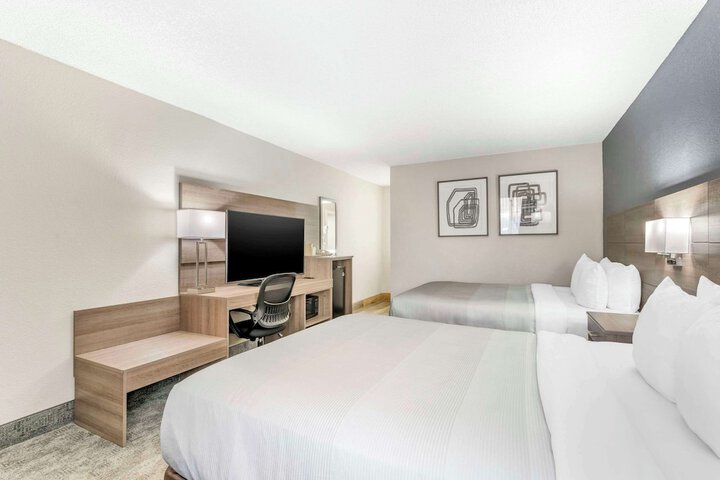 2 Queen Beds (11 of 12)
