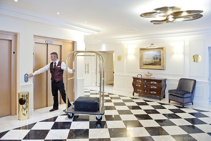 Concierge desk