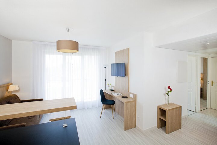 Room 11 of 28