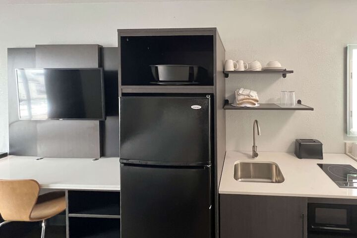 1 Queen Bed Kitchen (28 of 30)