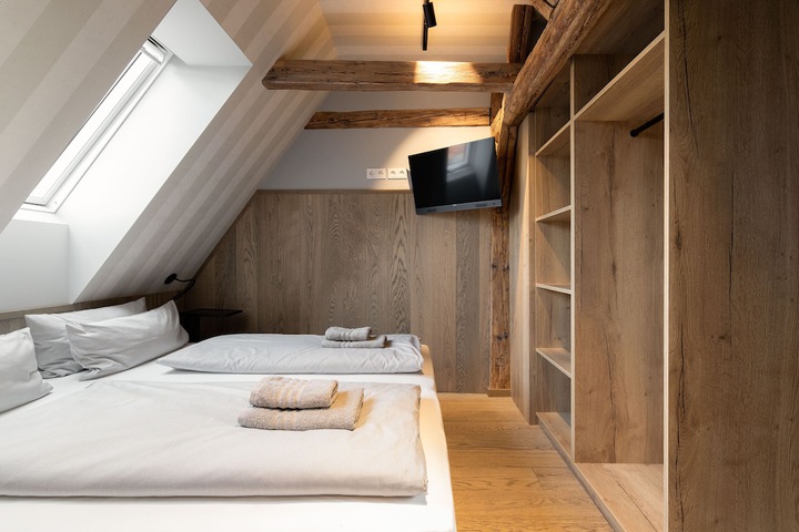 Room 6 of 76
