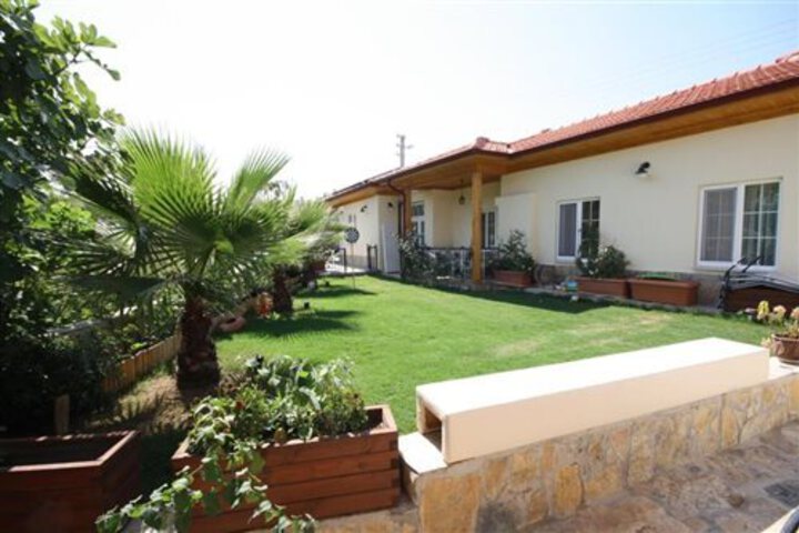 THREE PALMS SUITES
