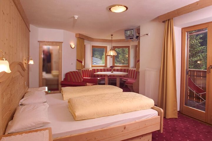 Room 4 of 36