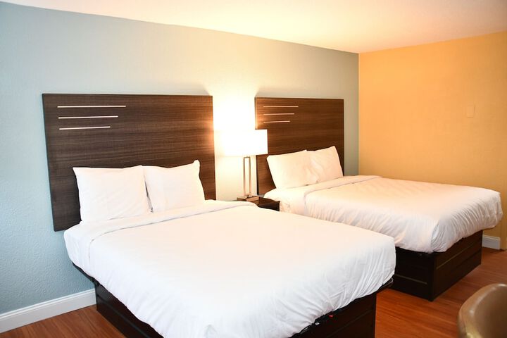 2 Queen Beds (12 of 13)