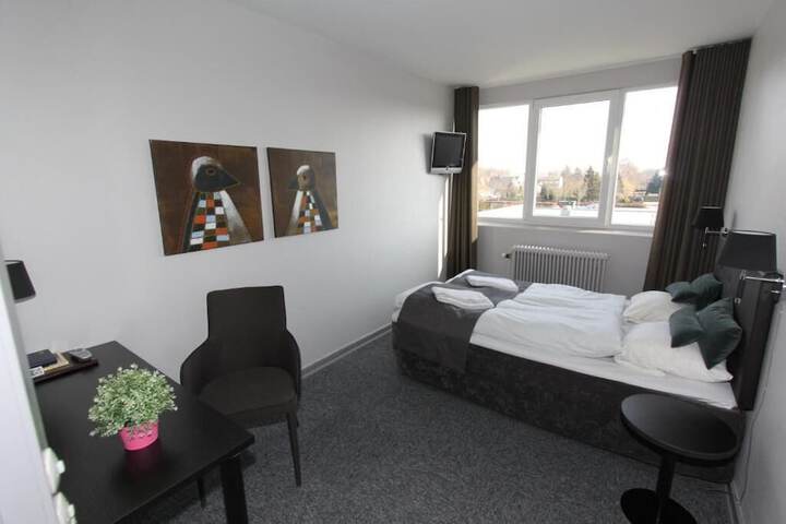 Room 10 of 27