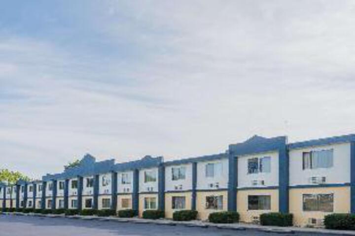 Days Inn by Wyndham Columbus North