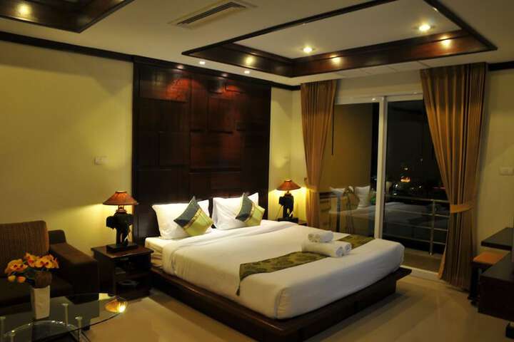 Room 10 of 32