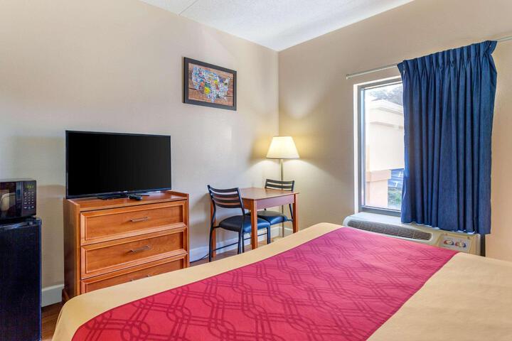 1 King Bed (3 of 5)