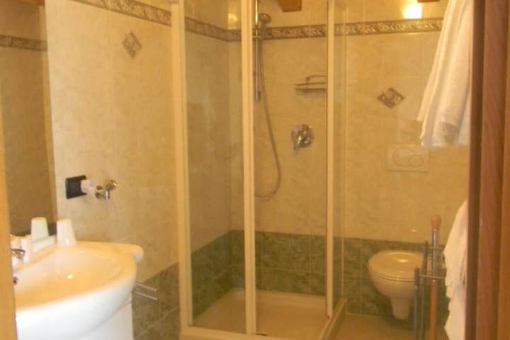 Room 8 of 27