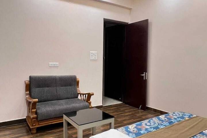Room 32 of 77
