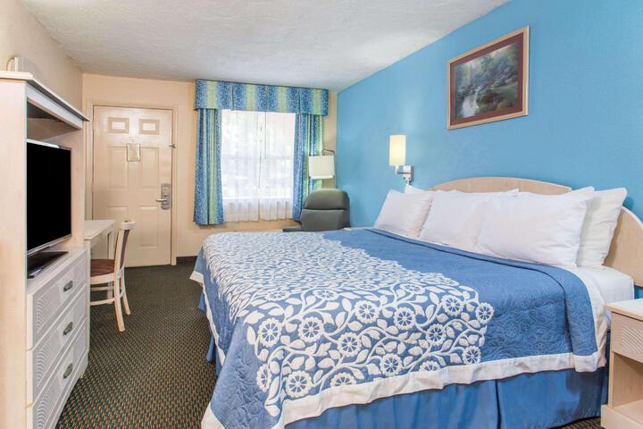 1 Queen Bed (13 of 19)
