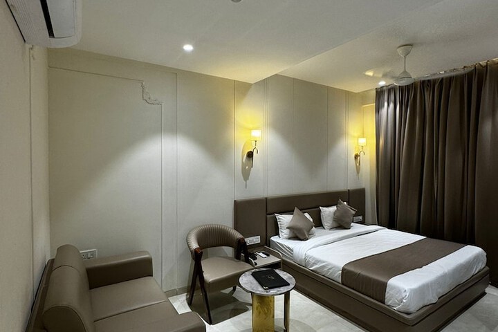 Room 4 of 12