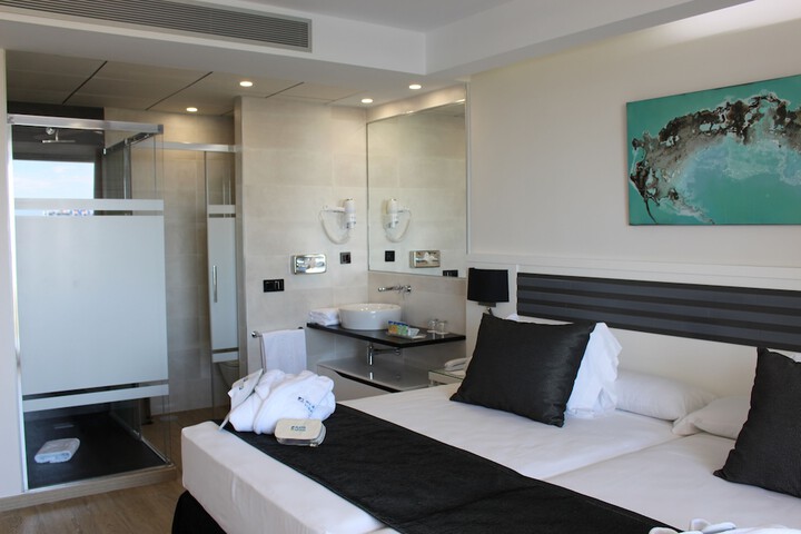 Room 4 of 135