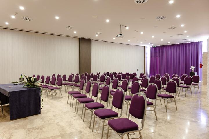 Business Center 76 of 81