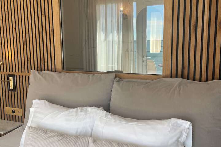 Room 43 of 153