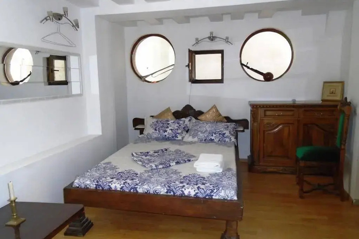 Room 2 of 9