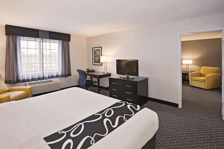 1 King Bed (6 of 18)