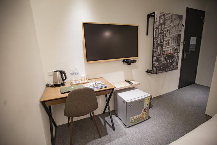 Room 11 of 37
