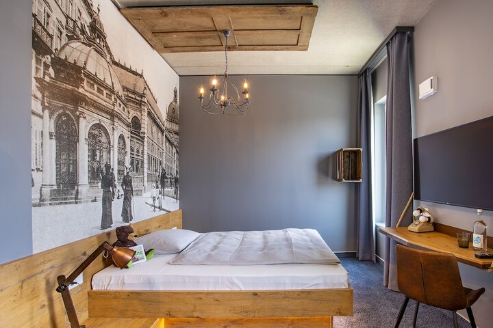 Room 9 of 38