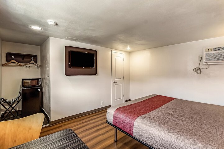 1 King Bed (8 of 9)