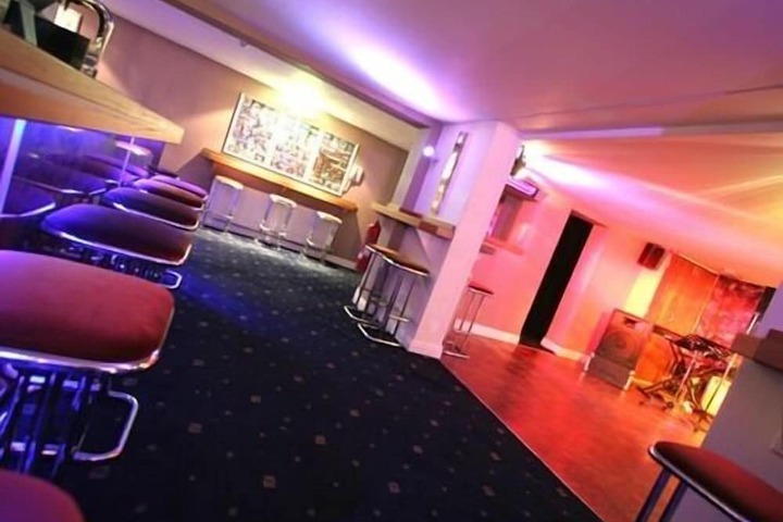 Lounge 48 of 50