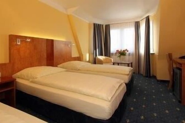 Room 13 of 74
