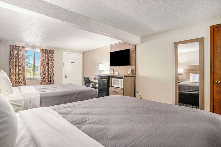 2 Queen Beds (8 of 10)