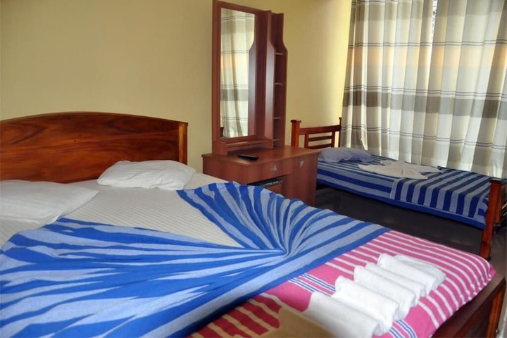 Room 4 of 8