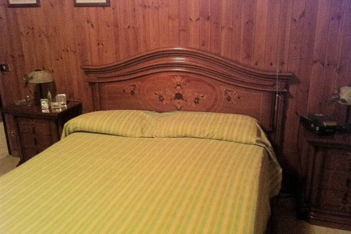 Room 4 of 11