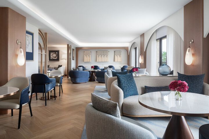 Lobby lounge