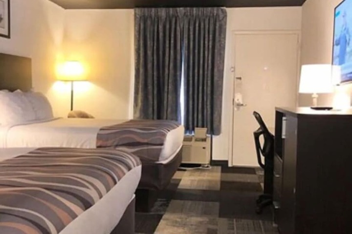 Room 5 of 18