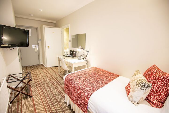 Room 3 of 68