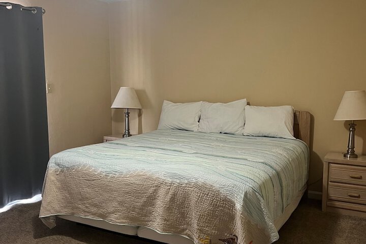 Room 4 of 28