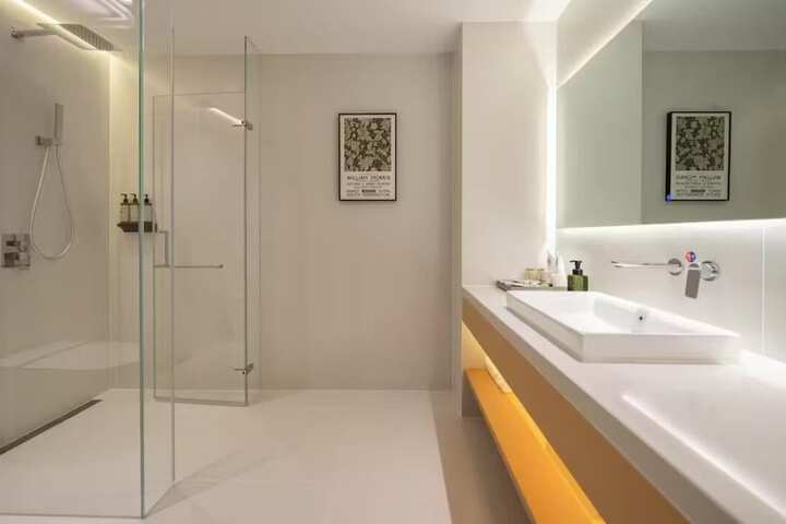 Room 12 of 27