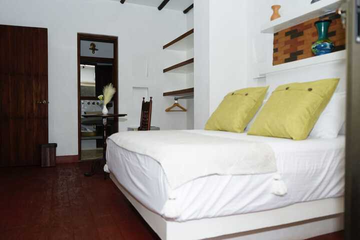 Room 13 of 37