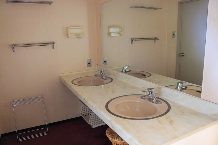 Room 7 of 163
