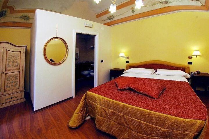 Room 25 of 102