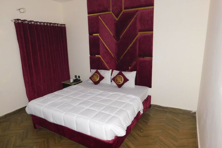 Room 7 of 9