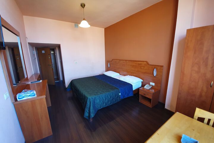 Room 6 of 9