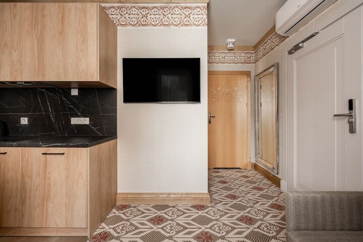 Room 10 of 28