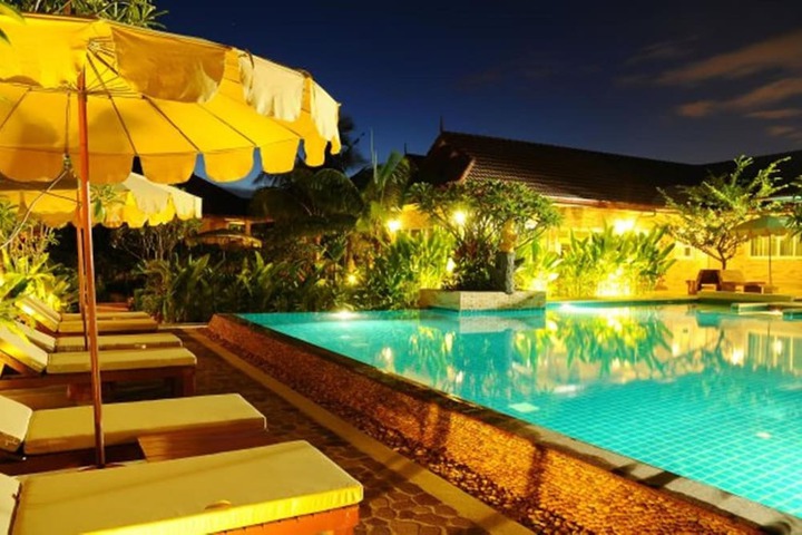 Hotel Pool